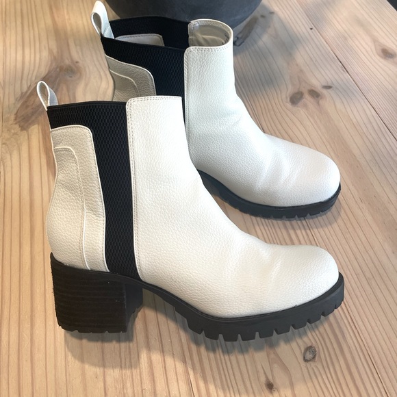 White ankle Booties 8.5 - Picture 1 of 3